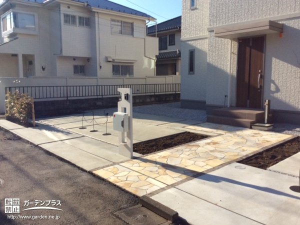 乱形石張りと花壇が優しく来客を迎え入れる新築外構工事 No 4127 駐車スペースの施工例 外構工事のガーデンプラス