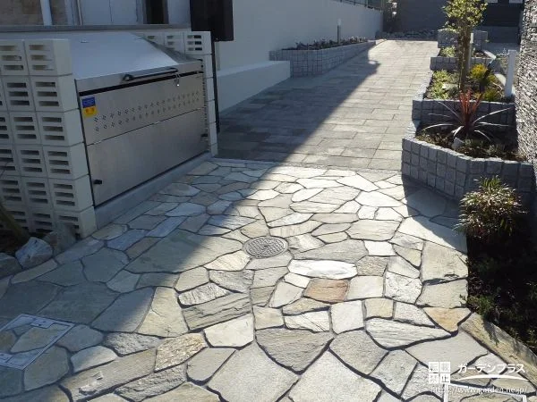 自然石が華やかにお出迎えするアプローチ