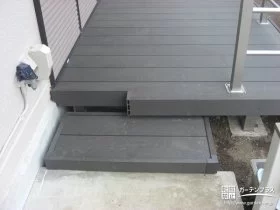 ウッドデッキにステップを取り付けてラクラク上り下り[施工後]