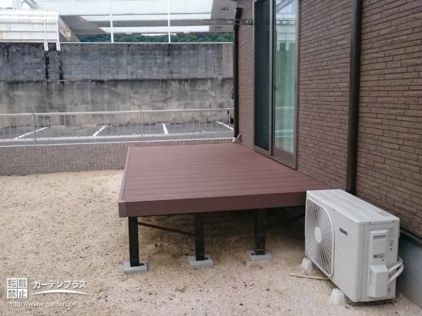 木目調の機能門柱が植栽と優しく調和するアプローチの新築外構