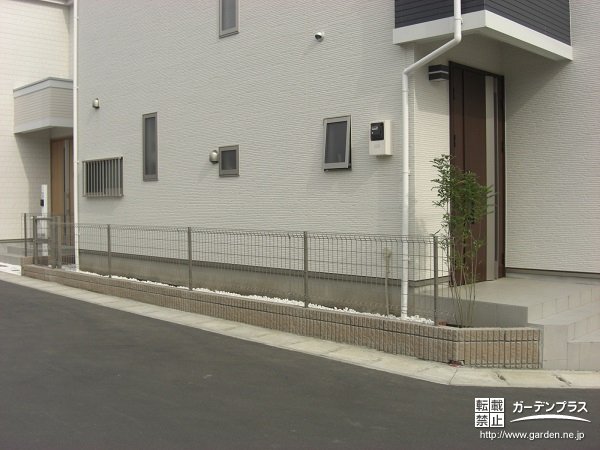 道路境界の防犯性と利便性が向上したフェンス設置工事 No 4337 外周フェンスの施工例 外構工事のガーデンプラス
