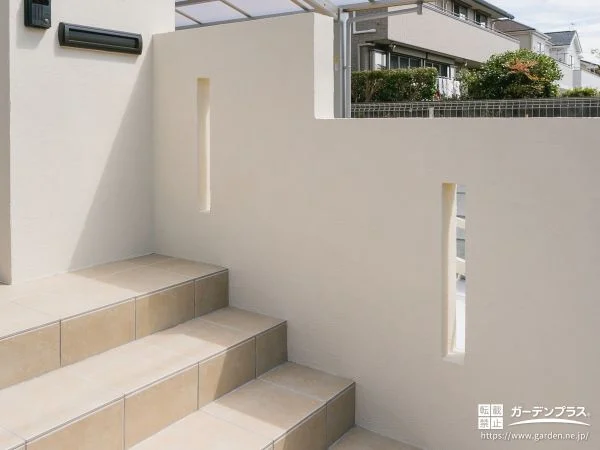 スリットが美しい階段脇の壁