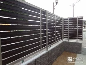 横格子の木目調フェンスで優しく目隠しするリフォーム工事