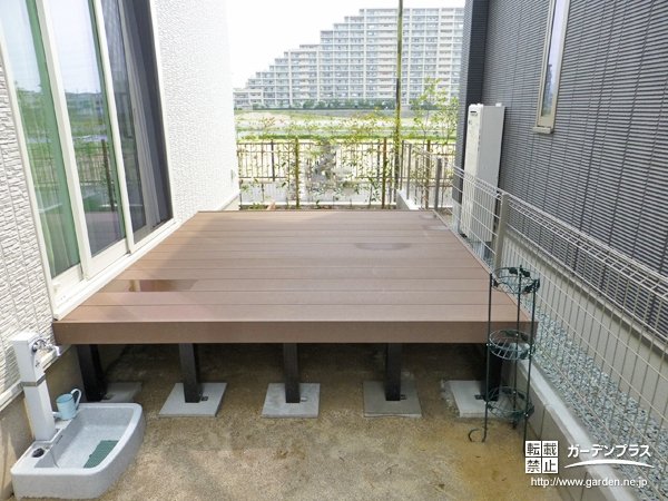 ウッドデッキと芝生でお庭の用途が広がるリフォーム工事 No 4411 ウッドデッキの施工例 外構工事のガーデンプラス