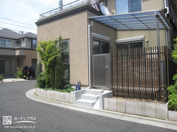 階段横のスロープで自転車も止められるテラスリフォーム工事 No 4418 目隠しフェンスの施工例 外構工事のガーデンプラス