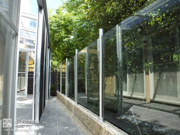 前面ガラス張りで開放感あふれるテラス囲いの取付けリフォーム工事 No 4446 ガーデンルームの施工例 外構工事のガーデンプラス