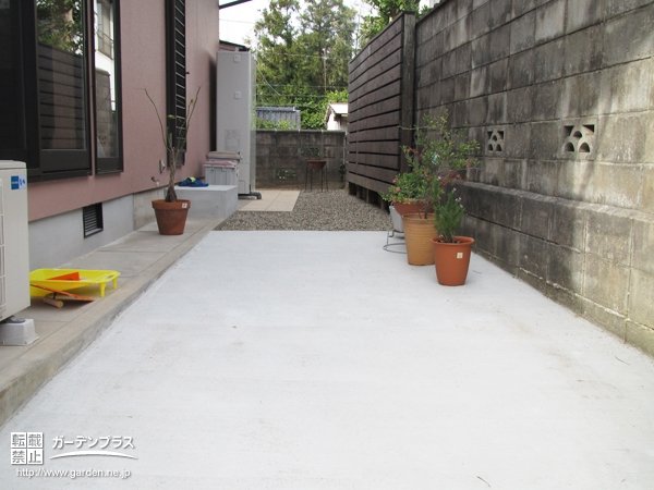用途別に舗装を施したご自宅周りの雑草対策工事 No 4473 雑草対策 防犯砂利の施工例 外構工事のガーデンプラス