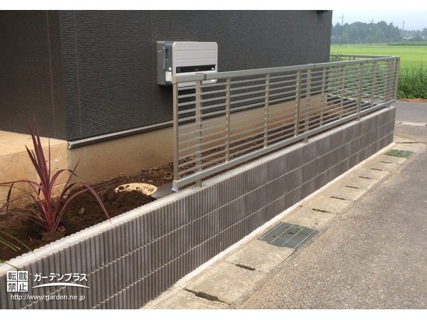 外周にフェンスと植栽スペースを設けた新築外構一式工事 No 4733 新築外構一式の施工例 外構工事のガーデンプラス