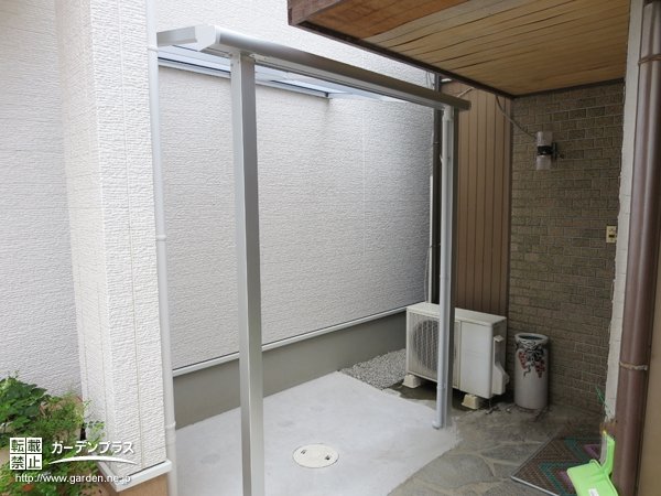 テラス屋根の特性を生かした玄関前駐輪スペース工事 No 4748 その他外構工事の施工例 外構工事のガーデンプラス