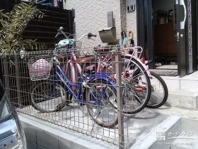 玄関前に設計された駐輪スぺ―スと転落防止のメッシュフェンス[施工後]