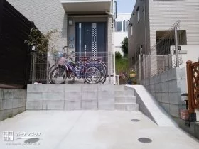 自転車をラクラク駐輪スペースまで運べる玄関前階段のスロープ設置工事
