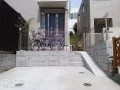 自転車をラクラク駐輪スペースまで運べる玄関前階段のスロープ設置工事
