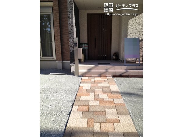 ランダムに並べたカラフルなインターロッキングがアクセントの新築外構工事一式 No 4763 玄関アプローチの施工例 外構工事のガーデンプラス
