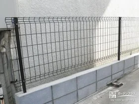 圧迫感なく隣家との境界をしっかり分けるメッシュフェンス[施工後]