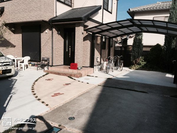 カラーコンクリートとレンガの温かみのあるアプローチと駐車スペースのリフォーム工事 No 4796 駐車スペースの施工例 外構工事のガーデンプラス