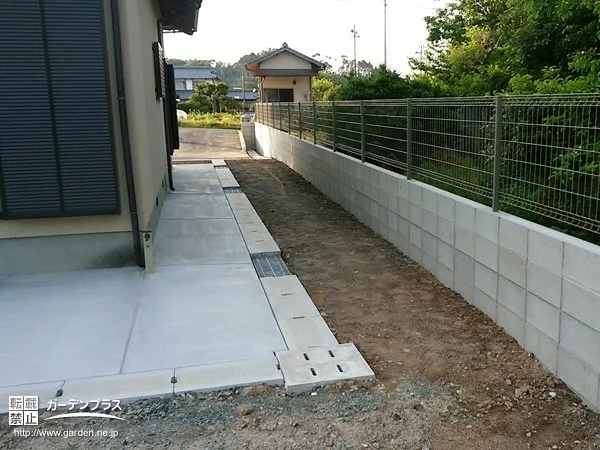 ブロック塀とフェンスの境界線工事
