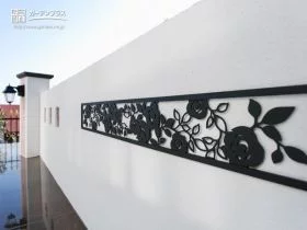 塀を彩るヨーロピアンテイストの飾り[施工後]