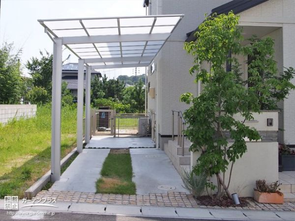 カーポートの色と植物のコントラストが鮮やかな駐車スペース工事 No 48 駐車スペースの施工例 外構工事のガーデンプラス カーポートの色と植物のコントラストが鮮やかな駐車スペース工事 No 48 駐車スペースの施工例 外構工事のガーデンプラス