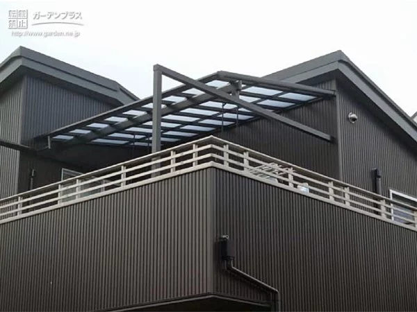 No.4959 外壁のモダンさをサポートするフラット形状のテラス屋根設置工事