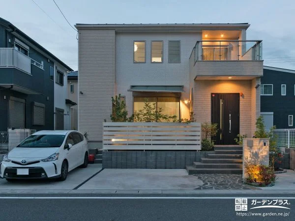 暖かみのあるライトで照らされたお住まい