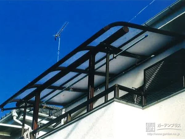 No.5005 白の外壁のお住まいに黒のフレームが映えるバルコニー屋根設置工事
