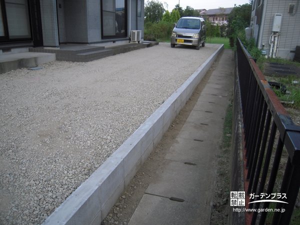 傾斜のある駐車スペースの土留め工事 No 5042 駐車スペースの施工例 外構工事のガーデンプラス