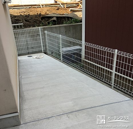 老朽化したウッドデッキを撤去し 土間コンクリートの打設工事 No 5044 外周フェンスの施工例 外構工事のガーデンプラス