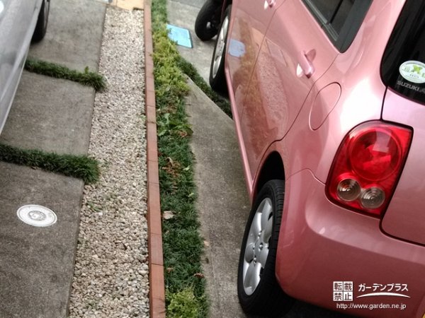 レンガのラインでオシャレにお隣との駐車スペースの境界線施工工事 No 5097 その他外構工事の施工例 外構工事のガーデンプラス