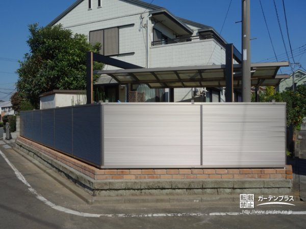 土留めにレンガを用いた目隠しフェンスの設置工事 No 5267 目隠しフェンスの施工例 外構工事のガーデンプラス
