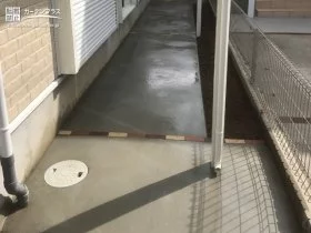 スロープからつづく見切りレンガがアクセントの土間テラス[施工後]