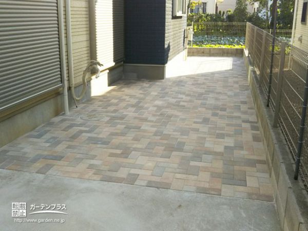 レンガ調に組合せたデザインのインターロッキング舗装リフォーム工事 No 5372 雑草対策 防犯砂利の施工例 外構工事のガーデンプラス