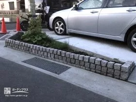 道路からの車の侵入を防ぐピンコロ花壇[施工後]