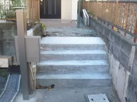 既存のステップを活用したコンクリートの階段[施工後]
