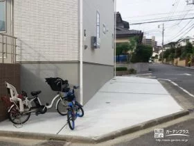 目地のピンコロ石が落ち着いた印象の駐車スペース[施工後]