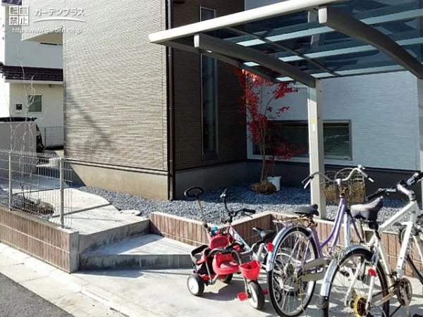 コンクリートのアプローチに自転車の定位置を備えた駐輪スペース工事