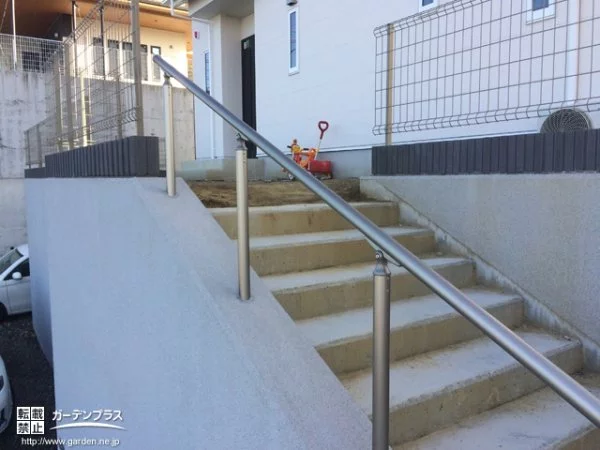 No.5492 アルミの手すりが安全性を向上させた階段アプローチのリフォーム工事[施工後]