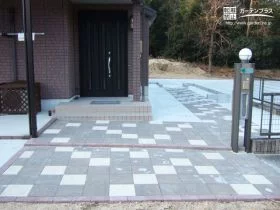 天然石の質感を持ったブロックが優しいアプローチ[施工後]