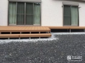 部屋と部屋をつなぐ段床タイプのウッドデッキ[施工後]