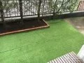 人工芝と花壇