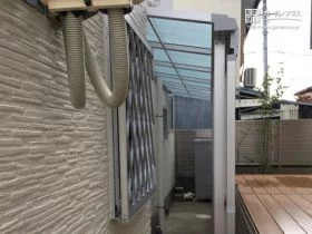 ストックヤードとして犬走りを使えるようにするテラス屋根[施工後]