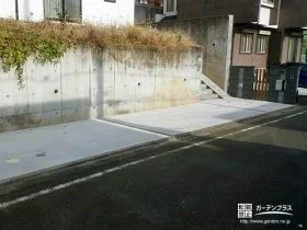 雑草を防ぐコンクリート敷きの駐車スペース