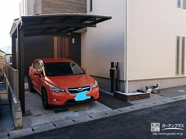 ダークカラーが駐車する車をより一層引き立てるカーポート設置工事