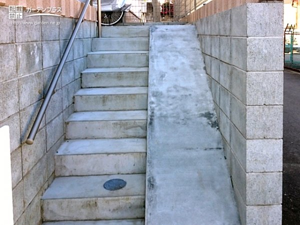 階段アプローチのコンクリートスロープ追加工事 No 5729 玄関アプローチの施工例 外構工事のガーデンプラス