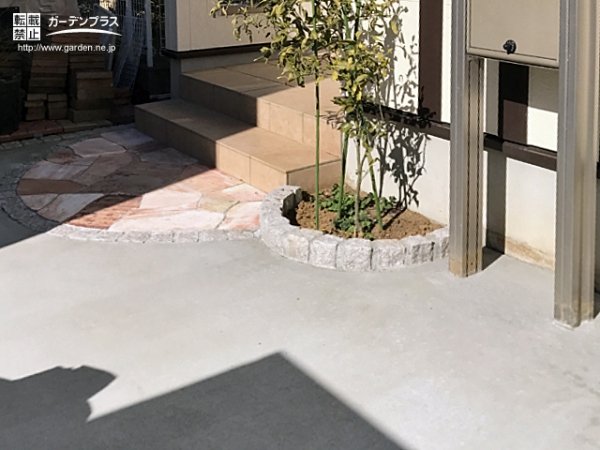 天然石のラウンドアプローチが植栽と合わさり温かみのある玄関周りフォーム工事 No 5772 玄関アプローチの施工例 外構工事のガーデンプラス