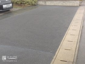 黒のカラーコンクリートが道路と調和され静かに足元を整える 舗装工事 No 5818 駐車スペースの施工例 外構工事のガーデンプラス 黒のカラーコンクリートが道路と調和され静かに足元を整える 舗装工事 No 5818 駐車スペースの施工例 外構工事のガーデンプラス