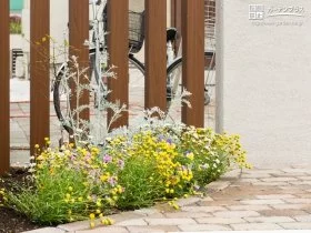 門柱周りに季節の花を楽しむ花壇