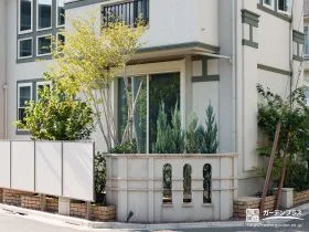 緑あふれる植栽で彩った重厚感ある外構