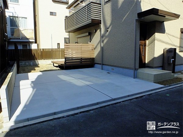 コンクリート平板のカラフルな色合いがお住まいを明るく上質に演出する 新築外構工事 No 51 新築外構一式の施工例 外構工事 のガーデンプラス