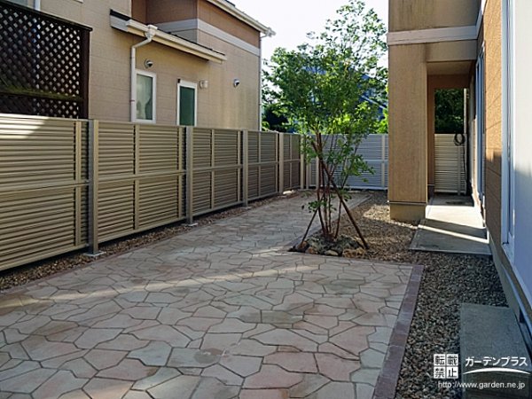 自然石風床材で人もペットも心地よいお庭へのガーデンリフォーム No 55 雑草対策 防犯砂利の施工例 外構工事のガーデンプラス