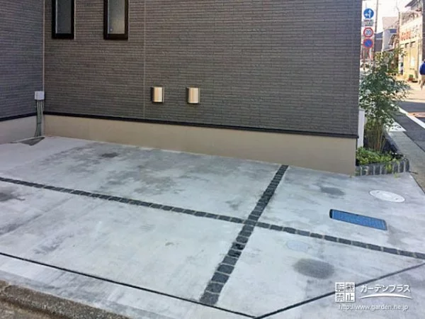 自然石の黒いラインでデザインされた駐車スペース